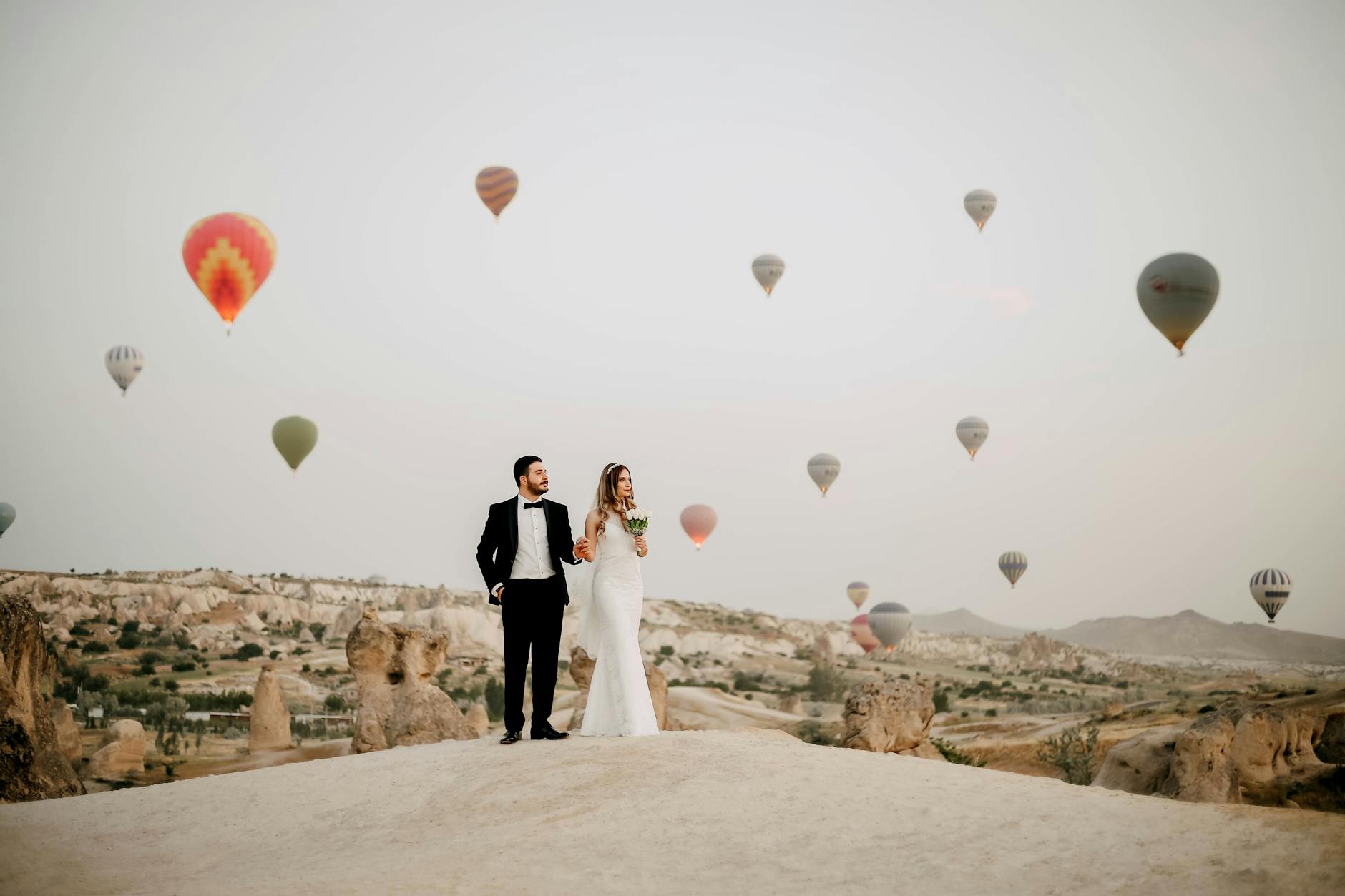 Kapadokya Düğün Fotoğrafçılığı Rehberi 2026 — Top 10 Lokasyon, İzinler ve Balon Fotoğrafı İpuçları